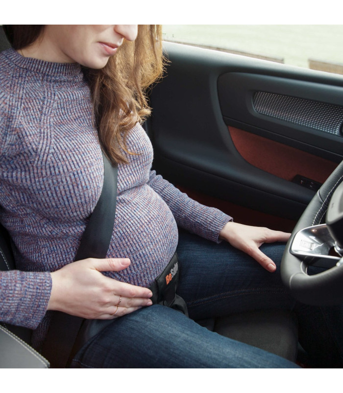 Detalle del cinturón para embarazadas BeSafe Pregnant en el asiento, con la banda sobre la cadera