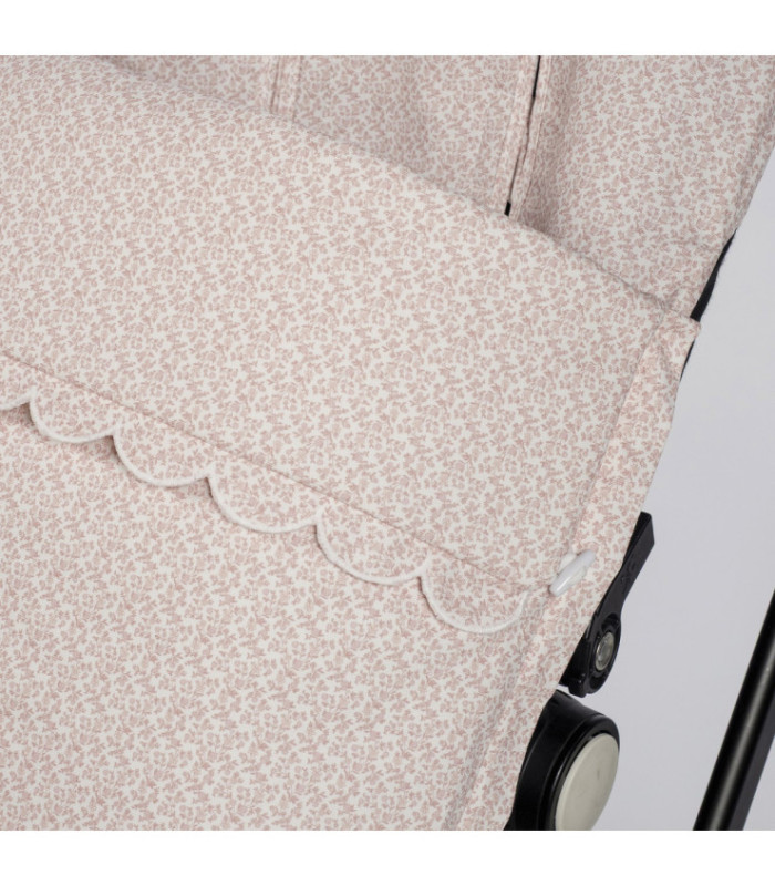 Saco de silla de paseo entretiempo Maison Tender estampado Flores detalle del tejido y el reposapiés