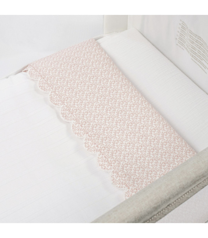 Set de edredón para minicuna 90x50 Maison Tender estampado Flores detalle de la funda reversible y la bajera