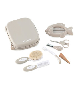 Kit de higiene Jané Beige con todas las piezas fuera del neceser: tijeras, cortaúñas, cepillo y termómetro