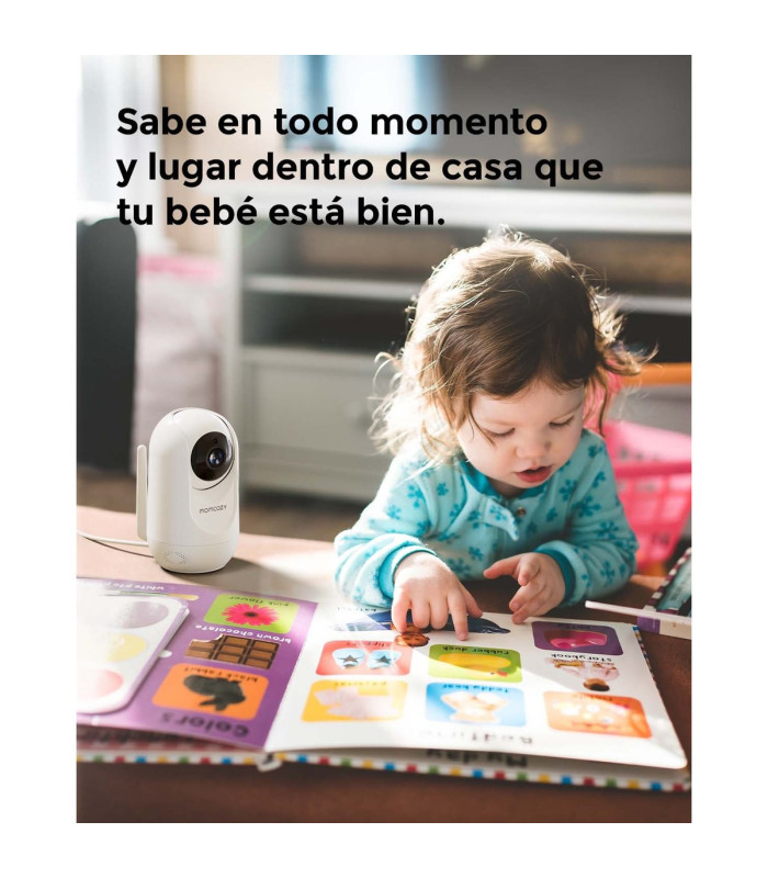 Niña jugando en casa con la cámara del vigilabebés Momcozy BM01 al lado