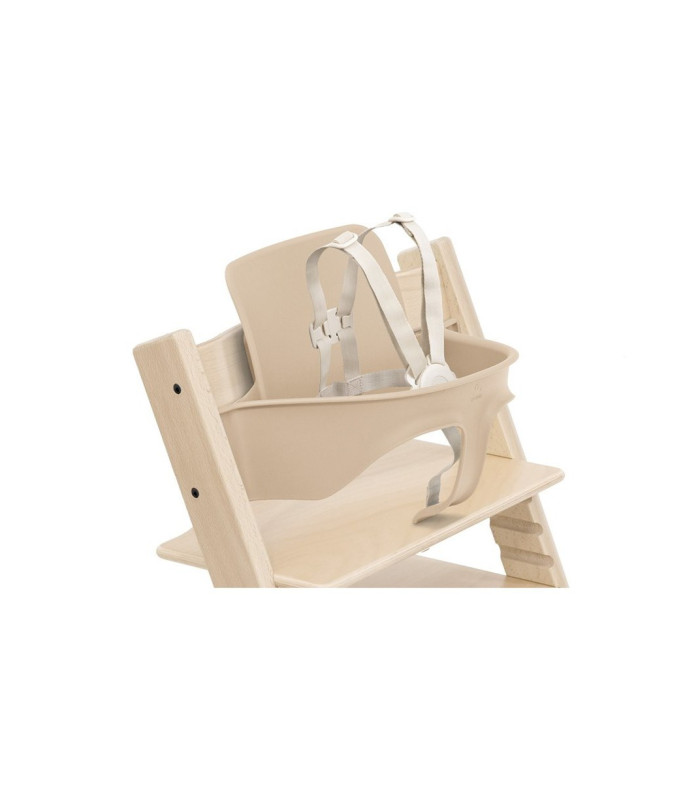 Arnés Stokke beige montado en una Tripp Trapp natural con Baby Set