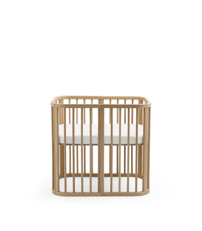 Minicuna Stokke Nighti Mini en madera de haya color Natural con sábana blanca