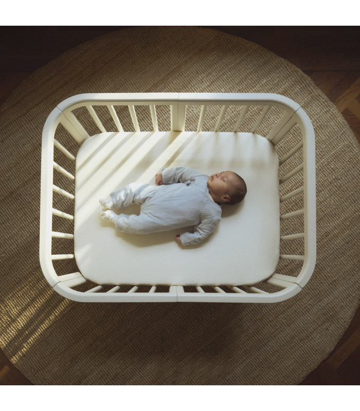 Bebé recién nacido dormido en la Stokke Nighti Mini, vista desde arriba