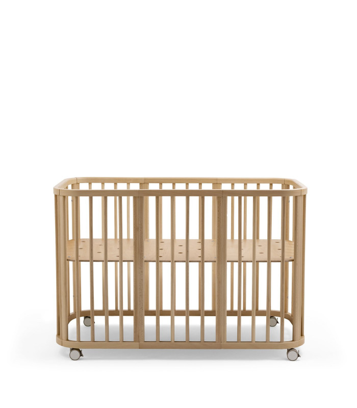 Cuna Stokke Nighti Natural montada con el kit de extensión y ruedas