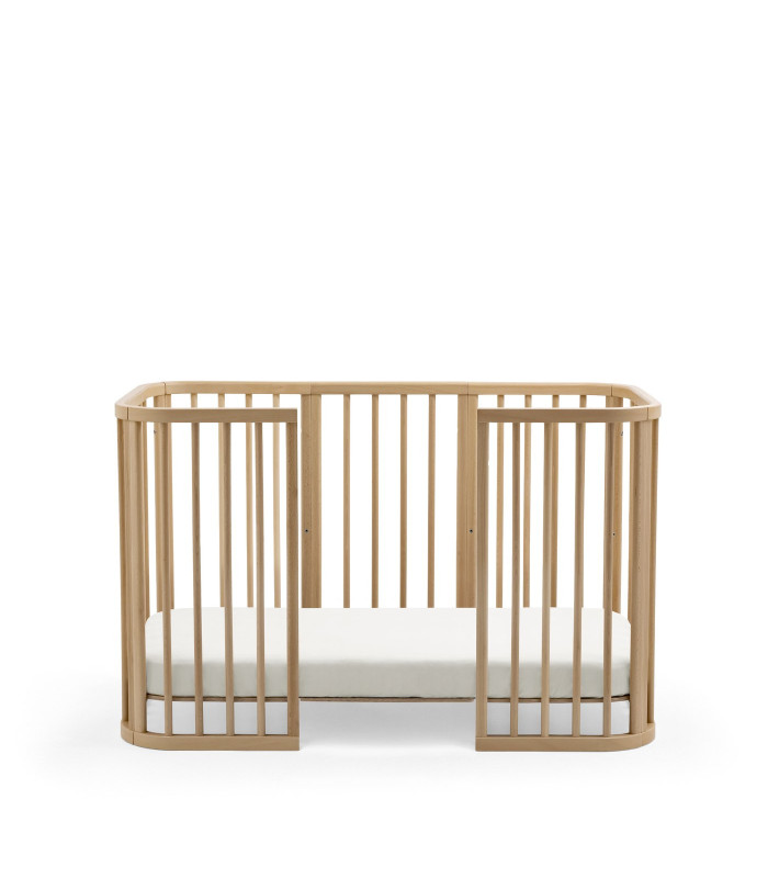 Stokke Nighti como cama infantil, con el lateral abierto para entrar y salir