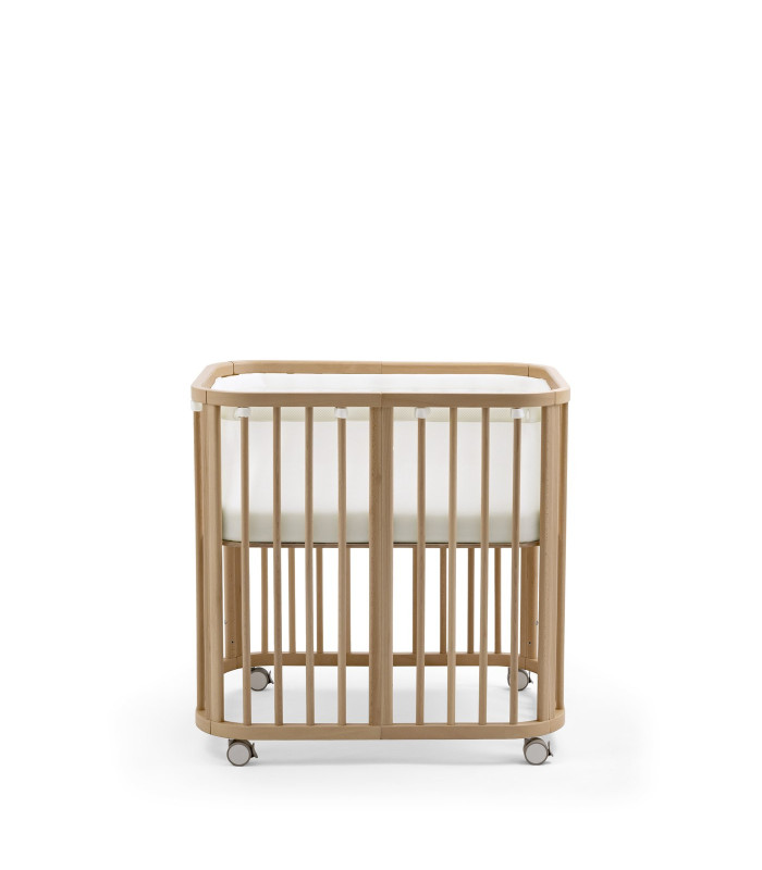 Protector de malla transpirable colocado en la minicuna Stokke Nighti Mini