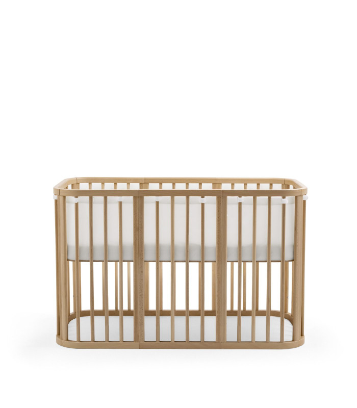 Protector de malla transpirable colocado en la cuna Stokke Nighti de 60 x 120