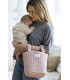 Madre con su bebé y la bolsa bucket Cherry Flores de Pasito a Pasito, disponible en Madrid