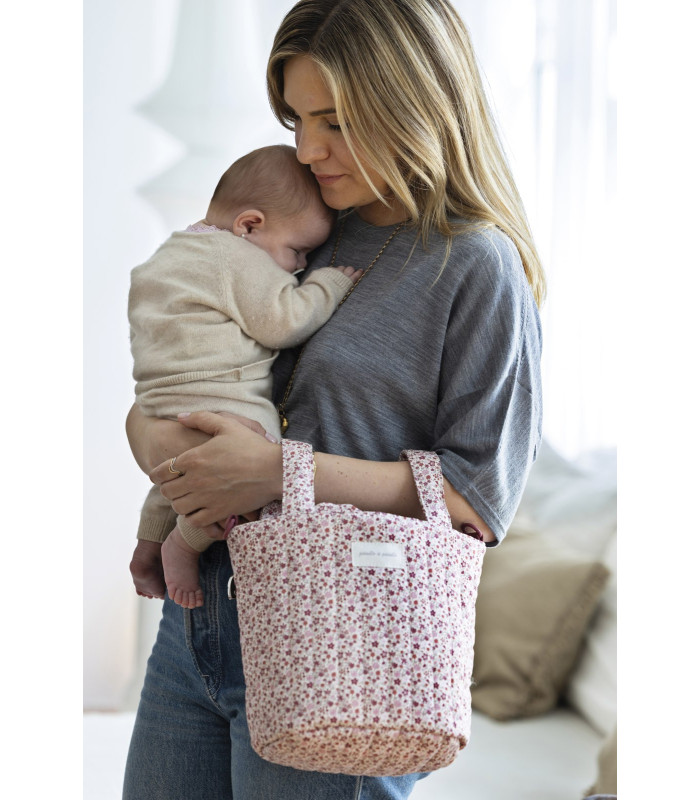 Madre con su bebé y la bolsa bucket Cherry Flores de Pasito a Pasito, disponible en Madrid