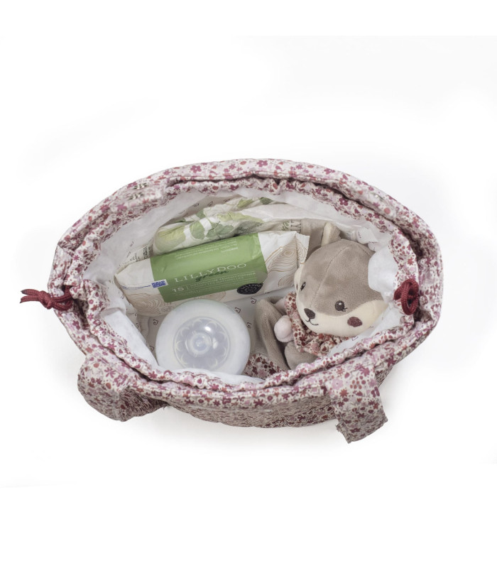 Interior de la bolsa bucket Cherry Flores con biberón, toallitas y peluche