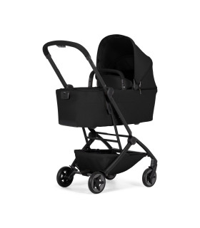 Capazo Joolz Aer 2 plegable Space black montado en el chasis de la silla Aer 2, vista de tres cuartos