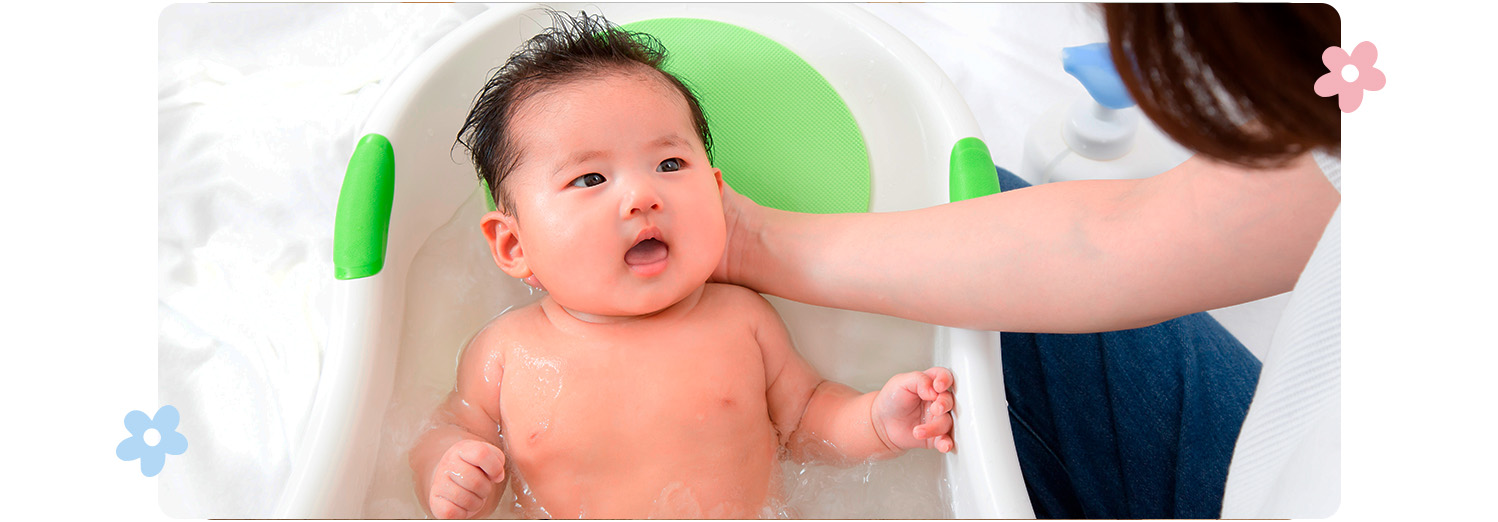 Bebé durante el momento del baño