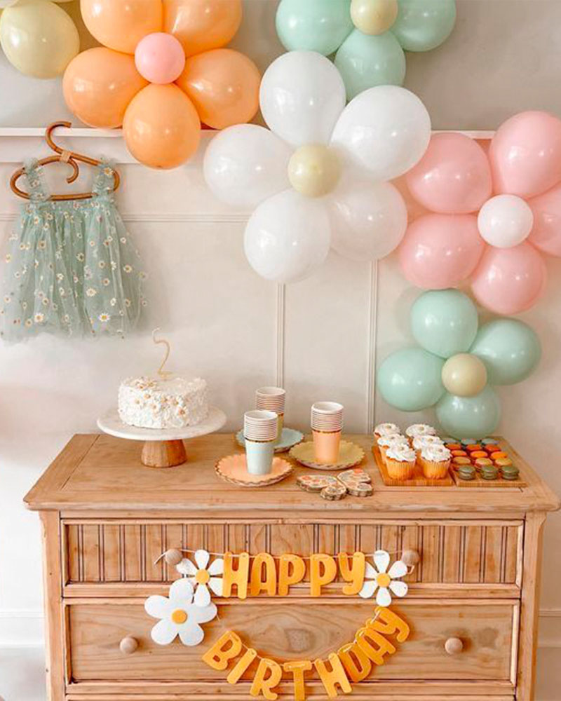 Flores hechas con globos de varios tamaños