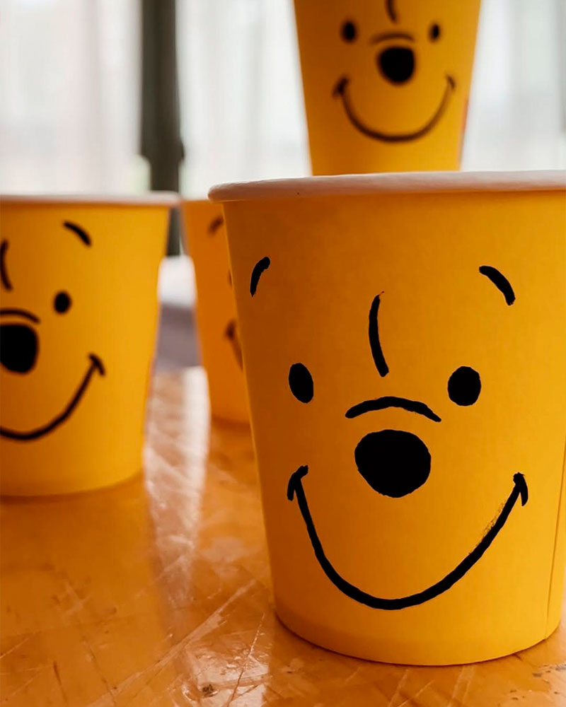 Vasos amarillos pintados a mano con Winnie de Pooh