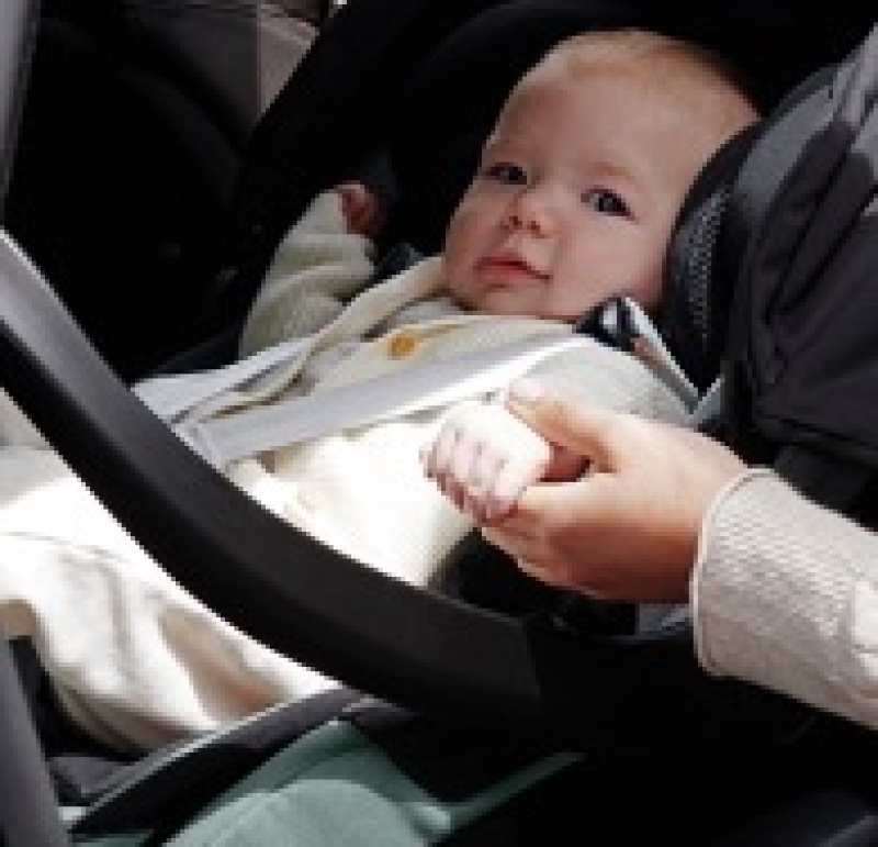 Bebé sentado en su sillita en el coche