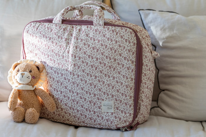 Detalle bolso maternidad y edredon cuna Gala Walking Mum Cerise Mint