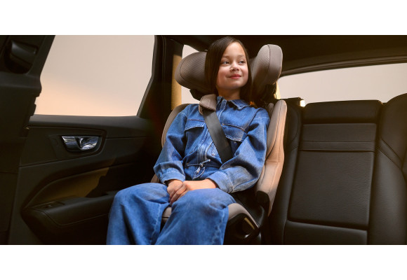 ¿Hasta qué edad y altura va un niño en silla o alzador en el coche?